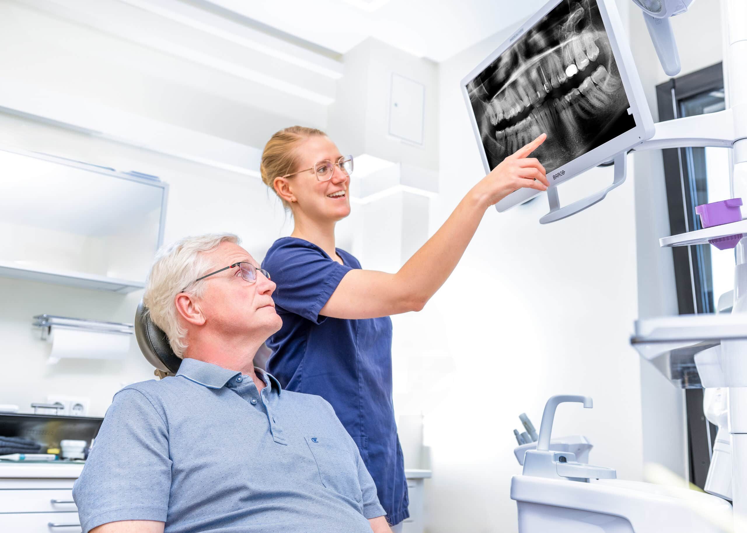 Frau Dr. Völlings erklärt Röntgenbild während Patientenberatung
