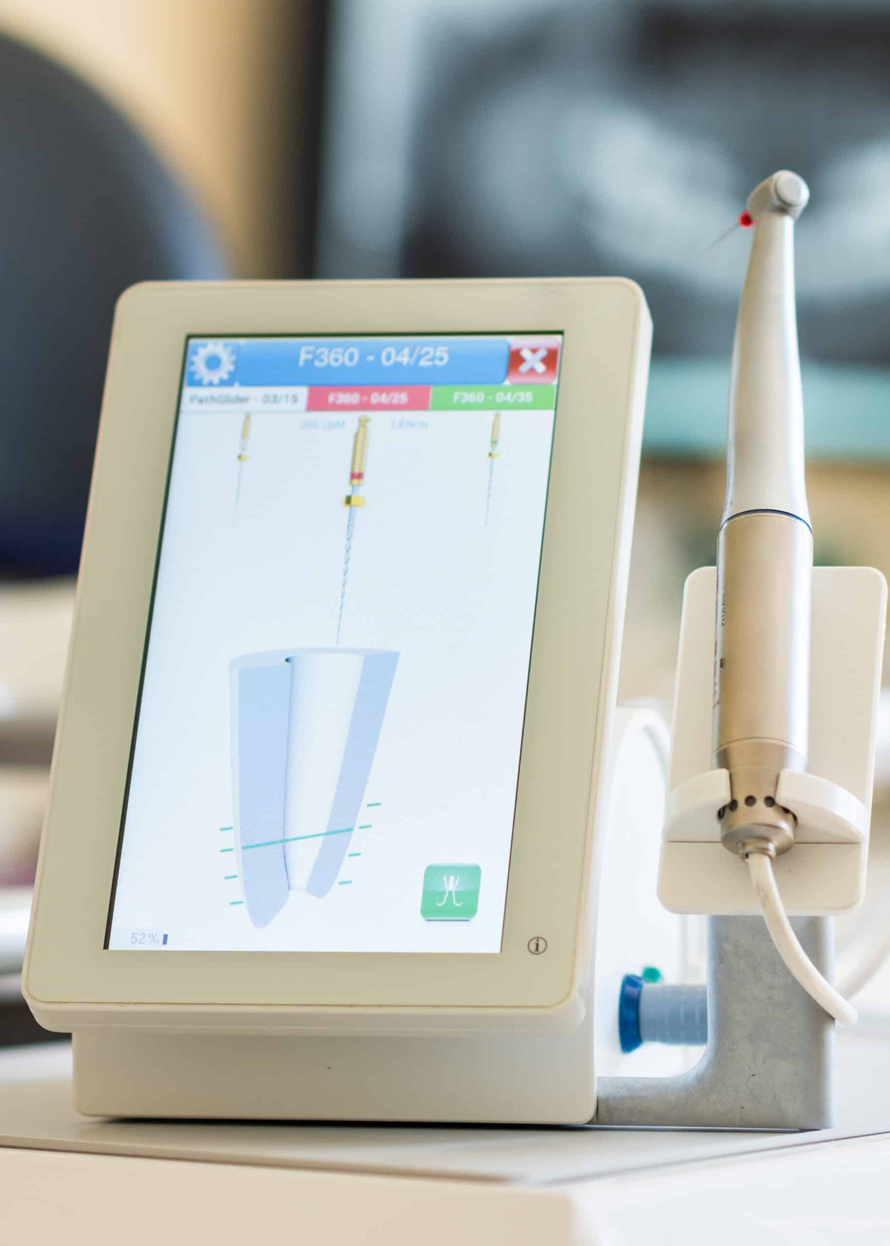 Endomotor mit Visualisierung der Wurzelkanäle auf Touchscreen